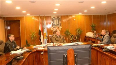 محافظ أسيوط يناقش الموقف التنفيذي لخطط محو الأمية وتعليم الكبار بالمحافظة 