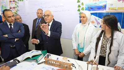وزير التربية والتعليم يتفقد مدارس 