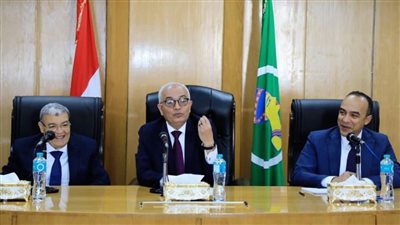 محافظ المنيا ووزير التعليم يعقدان اجتماعًا مع مديري الإدارات التعليمية
