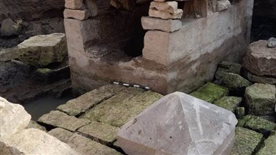 البدء فى نقل التابوت المكتشف فى أرض مستشفى جامعة بنها