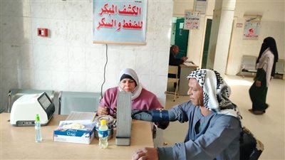 توقيع الكشف الطبي على 1334 حالة خلال قافلة طبية بقرية السلام ببني مزار بالمنيا
