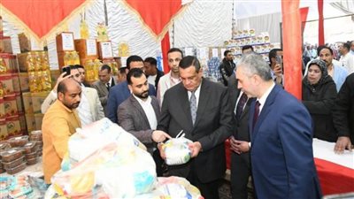 وزير التنمية المحلية ومحافظ الفيوم يتفقدان معرضي 