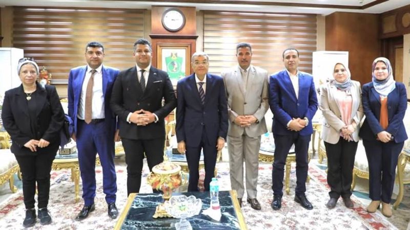 محافظ المنيا مع وفد