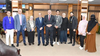 رئيس جامعة قناة السويس يستقبل الفريق الطلابي لكلية العلوم الفائز بالمركز الأول بمؤتمر ومعرض مصر الدولي للطاقة