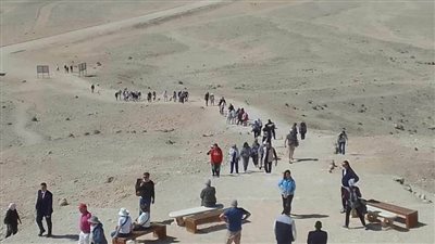 وفد سياحي متعدد الجنسيات يزور منطقة آثار بنى حسن بالمنيا