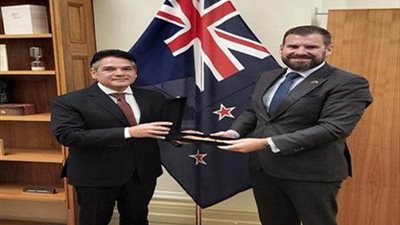 سفير مصر بنيوزيلندا يبحث مع رئيس لجنة العلاقات الخارجية التطورات في غزة