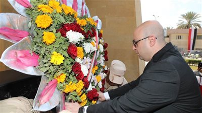 محافظ بني سويف يضع إكليل الزهور على النصب التذكاري للشهداء في العيد القومي