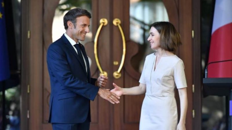 ساندو وماكرون