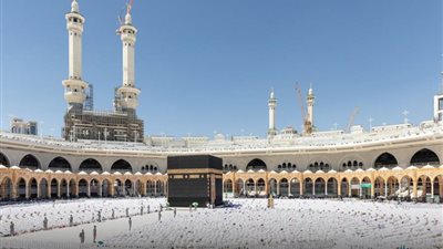 عاجل.. جموع المصلين يؤدون صلاة آخر جمعة من شعبان بالمسجد الحرام