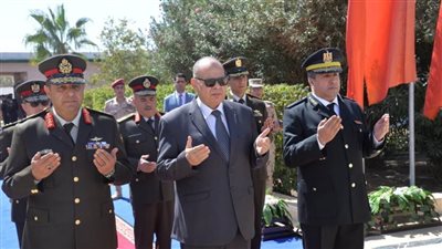 محافظ أسيوط وقائد المنطقة الجنوبية العسكرية  يضعان الزهور على النصب التذكاري للشهداء