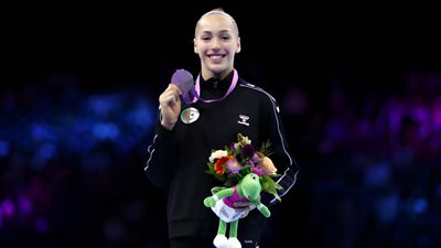 الجزائرية كيليا نمور تحصد الميدالية الذهبية في منافسات كأس العالم للجمباز 2024 بأذربيجان