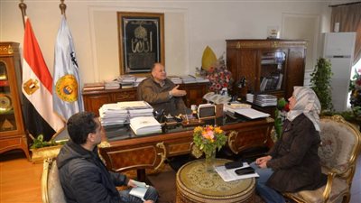 محافظ أسيوط يبحث سبل زيادة حجم الاستثمارات وتنمية المناطق الصناعية وتذليل العقبات أمام المستثمرين