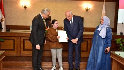 وزير العمل ومحافظ الجيزة يُسلمان 50 عقد عمل لذوي الهمم