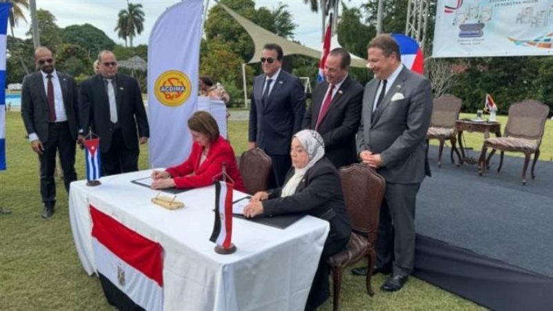 وزير الصحة خلال توقيع