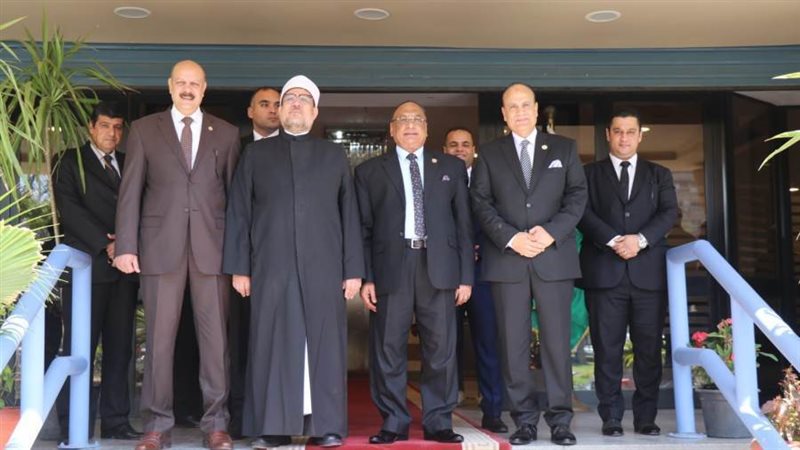 وزير الأوقاف يهنئ