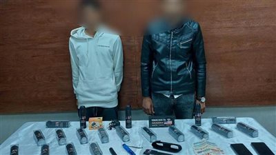ضبط متهمين بالقاهرة لقيامهما بترويج عبوات لسائل مسيل للدموع عبر موقع 