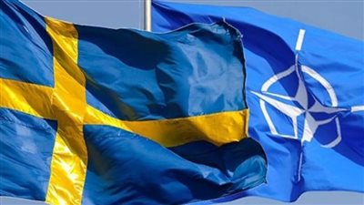 رفع العلم السويدي في مقر حلف الناتو خلال مراسم انضمامها الرسمي للحلف