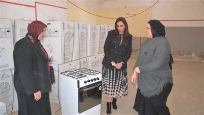 تسليم أجهزة كهربائية ومنزلية لعدد من الفئات الأولى بالرعاية بالبحيرة