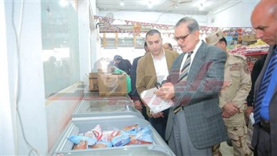 محافظ كفر الشيخ يتابع توافر السلع بمعارض 