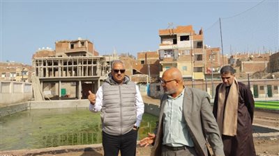 وكيل الشباب والرياضة بالقليوبية يتابع عملية إحلال وتجديد الملعب الخماسي بصنافير 