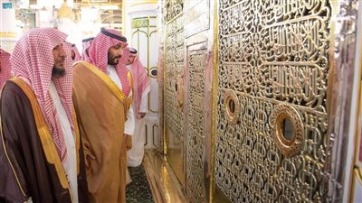 سمو ولي العهد يزور المسجد النبوي ومسجد قباء
