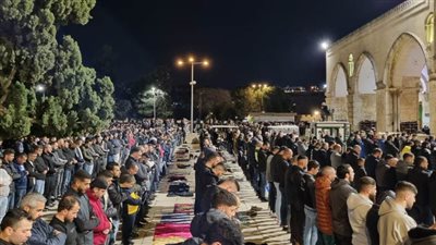 رغم تضييق العدو المحتل.. 70 ألفا يصلون العشاء والتراويح بالمسجد الأقصى