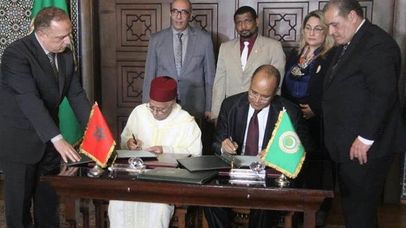 سفير المغرب يوقع