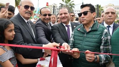 وزير الشباب والرياضة يفتتح حمام السباحة ومعرض الفنون التراثية بدمنهور