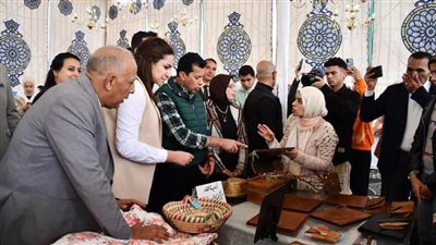 وزير الشباب والرياضة يتفقد معرض الحرف اليدوية لأندية الفتاة والمرأة بالبحيرة