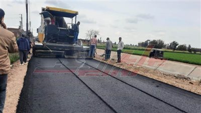 استمرار أعمال رصف الطرق بمركز الرياض في كفر الشيخ