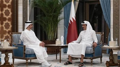 أمير قطر يلتقي وزير الخارجية الإماراتي