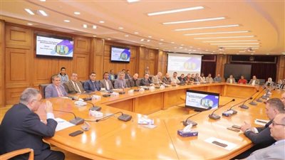 رئيس جامعة السويس يجتمع بأعضاء مركز تطوير الأداء الجامعي بالجامعة والكليات 