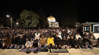 عاجل.. 60 ألفا يؤدون صلاتي العشاء والتراويح في المسجد الأقصى المبارك