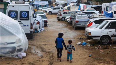 عاجل.. بين دوي الرعد وصوت القصف.. المطر يزيد من معاناة أطفال غزة