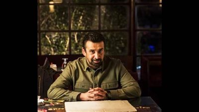 ما الذي يلفت نظر كريم عبد العزيز في المرأة؟