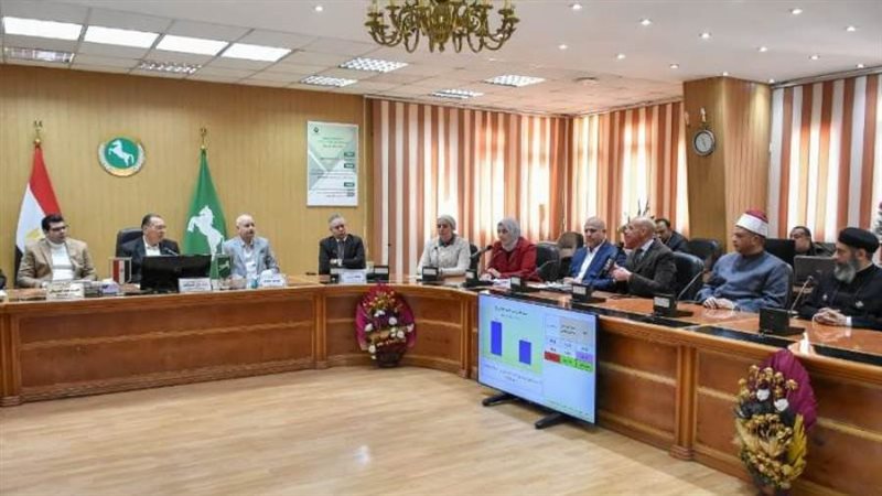 محافظ الشرقية خلال