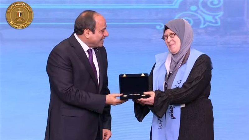 الرئيس السيسي يكرم