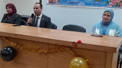 وكيل وزارة الصحة بالبحيرة يكرِّم الأمهات المثاليات من العاملات بالمستشفيات