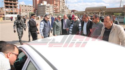 محافظ كفر الشيخ يفاجئ سائقي التاكسي بسؤال الركاب لضمان الالتزام بتطبيق التعريفة المقررة