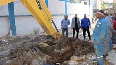 مواصلة أعمال إصلاح كسر بخط مياه بعبد السلام عارف بمدينة بنى سويف