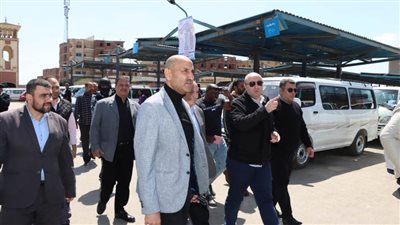 لافتات بتعريفة الركوب الجديدة بمواقف سيارات ببني سويف