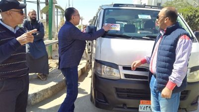 محافظ المنيا يتابع الالتزام بتطبيق تعريفة الركوب الجديدة بمواقف السيارات ومحطات الوقود