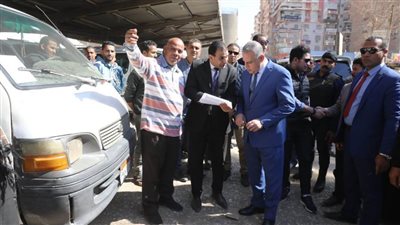 محافظ سوهاج يتفقد سير العمل بمواقف سيارات الأجرة