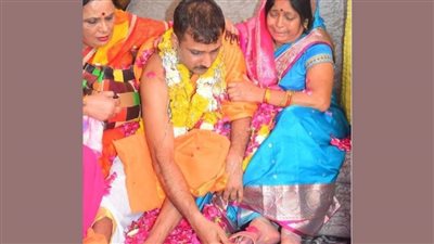 للتكفير عن خطاياه.. هندي يهدي أمه زوج أحذية صنع من جلد فخذه