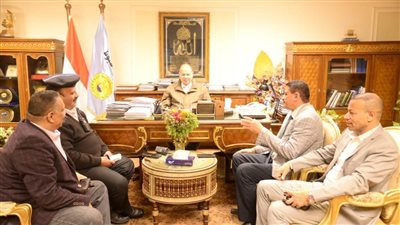 محافظ أسيوط يعقد اجتماعًا لمتابعة تطبيق التعريفة الجديدة للأجرة ويشدد على تكثيف الحملات