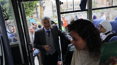 محافظ المنيا يشدد على وضع التعريفة داخل جميع المواقف وملصقات على السيارات