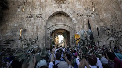الاحتلال يحرم آلاف المسيحيين من الوصول للقدس في أحد الشعانين.. ومُستوطنون ينظمون مسيرة استفزازية في الخليل