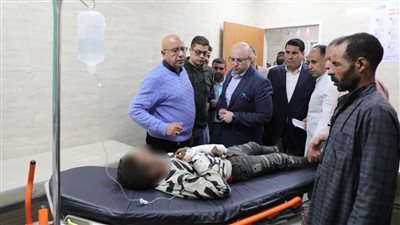 20 مصابًا.. محافظ بني سويف يطمئن على مصابي حادث انقلاب سيارة اهناسيا