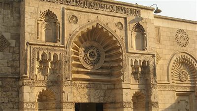 الجامع الأقمر..منارة تاريخية وتحفة معمارية فريدة بشارع المعز 