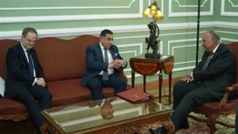 خلال استقبال وزير